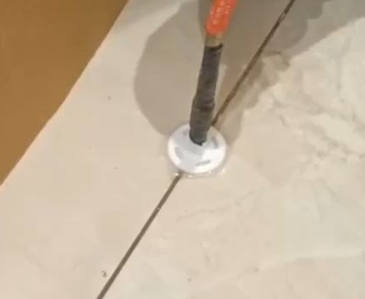 社旗瓷砖空鼓维修公司专业解答瓷砖在铺贴过程中，如果没有涂抹均匀到位的粘结材料（如水泥砂浆或瓷砖胶），可能会导致以下问题