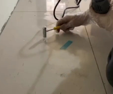 社旗瓷砖开裂维修公司专业分享瓷砖在铺贴前如果没有沥干水分，将会导致以下问题